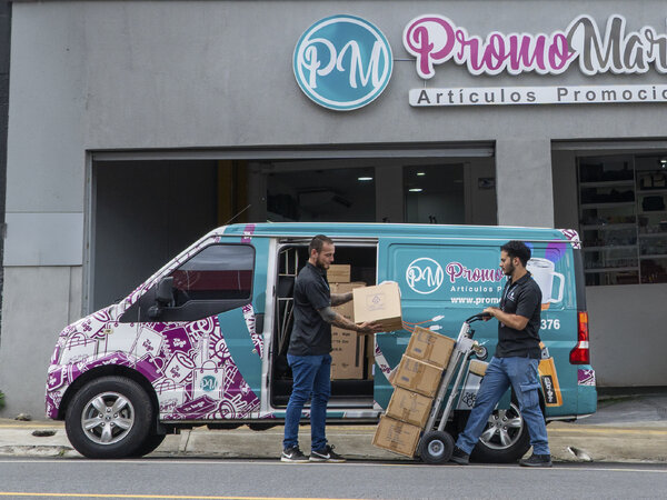 Equipo de entregas de PromoMarket con van rotulada